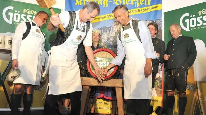 Treffsicher beim Bieranstich: der langjährige Bierzelt-Weinlieferant Alfred Bayr (li.) und Wirtschaftsminister Wolfgang Hattmannsdorfer