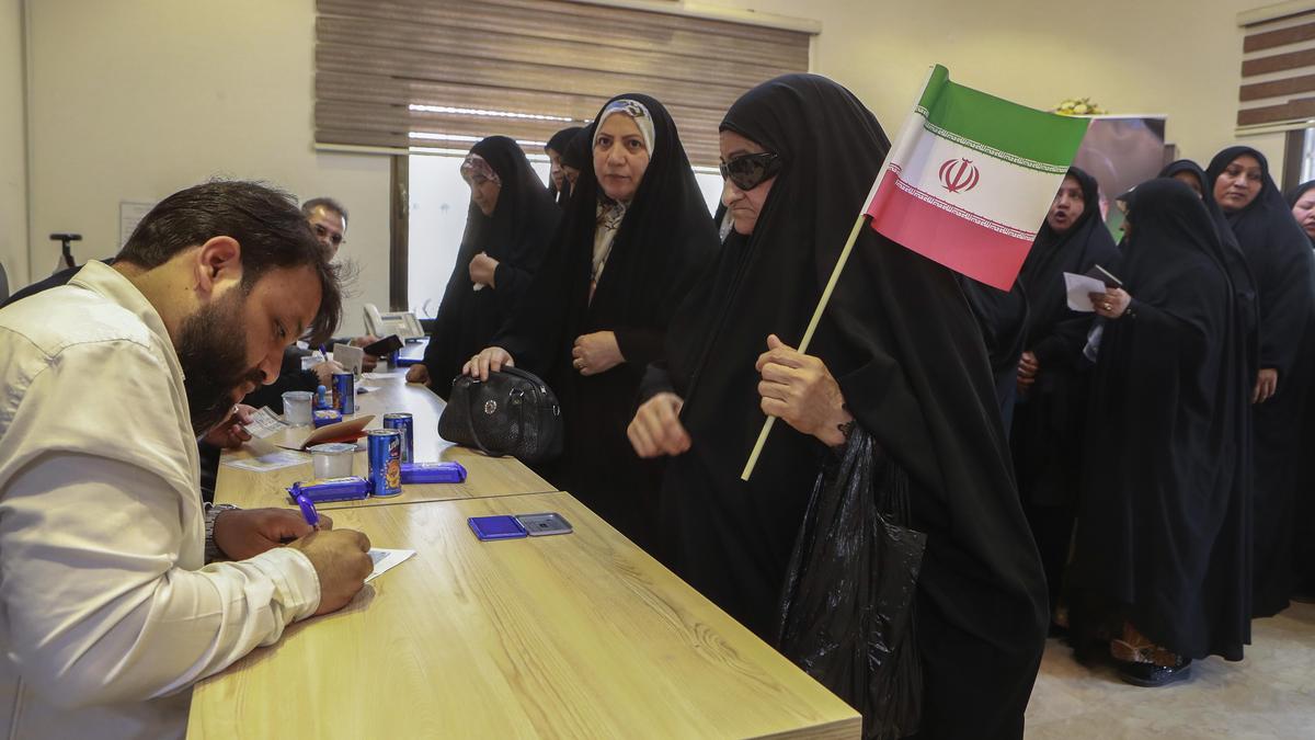 Bürgerinnen Irans wählen einen neuen Präsidenten