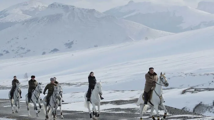Zum zweiten Mal binnen zwei Monaten sind Fotos vom reitenden Kim auf dem schneebedeckten Paektu an der Grenze zu China veröffentlicht worden.
