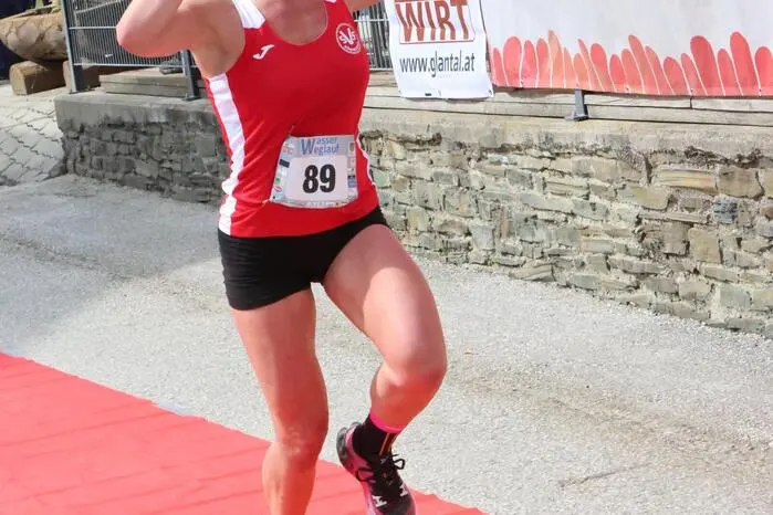 Bei den Damen schaffte Christina Fünfstück (36) aus Erfurt/Thüringen (Deutschland) den Sprung auf das oberste Stockerl. Ihre Zeit: 51:58,6 Minuten. 