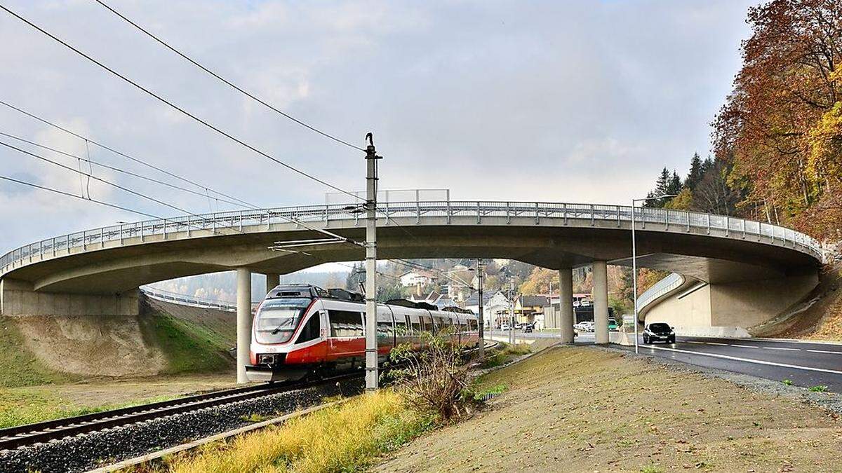 Diese Brücke ersetzt nun zwei gefährliche Bahnübersetzungen