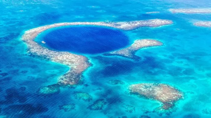 Belize. Das zentralamerikanische Land mag noch so klein sein, aber in Sachen Schönheit ist es ganz groß und schützt seine Unterwasserwelt streng. Bei Tauchern und Surfern ist die Riffküste sehr beliebt, Kulturinteressierte besuchen die Maya-Ruinen bei Orange Walk.