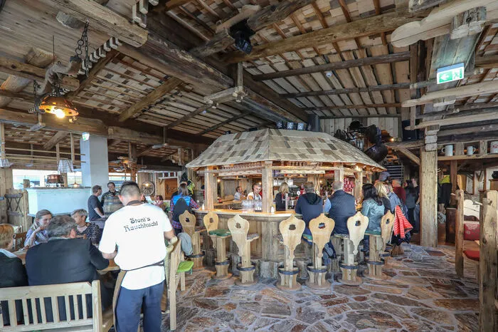 Das neue Lokal bietet 450 Sitzplätze. Altholz aus abgetragenen Ennstaler Gebäuden ist das dominierende Material im Inneren.