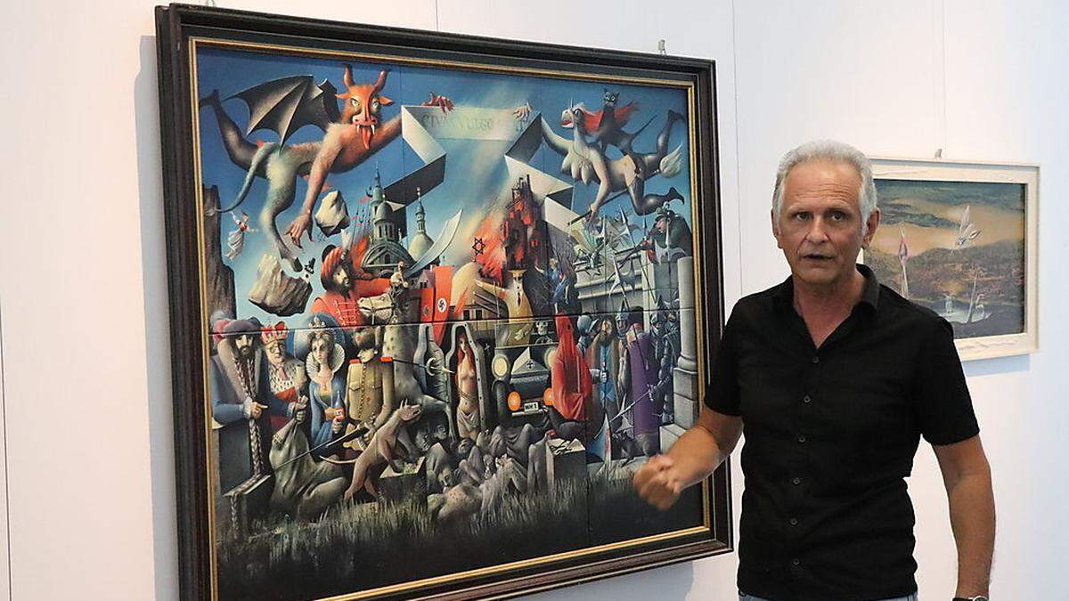 Kurator Günther Holler-Schuster vor &quot;Die Geschichte der Stadt Graz&quot; im Kunsthaus Weiz