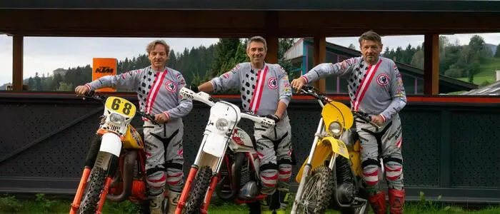 Christian Kaiser, Bernhard Walzer und Johann Kaiser mit ihren historischen Maschinen, auf denen sie bei der WM zum Erfolg ritten