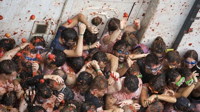 Auf dem Hauptplatz und den Straßen von Bunol knapp 40 Kilometer westlich von Valencia gab es nämlich von 11.00 bis 12.00 Uhr "La Tomatina". Wie jedes Jahr am letzten Mittwoch im August bewarfen sich Spanier und Besucher aus aller Welt mit tonnenweise überreifen Paradeisern.