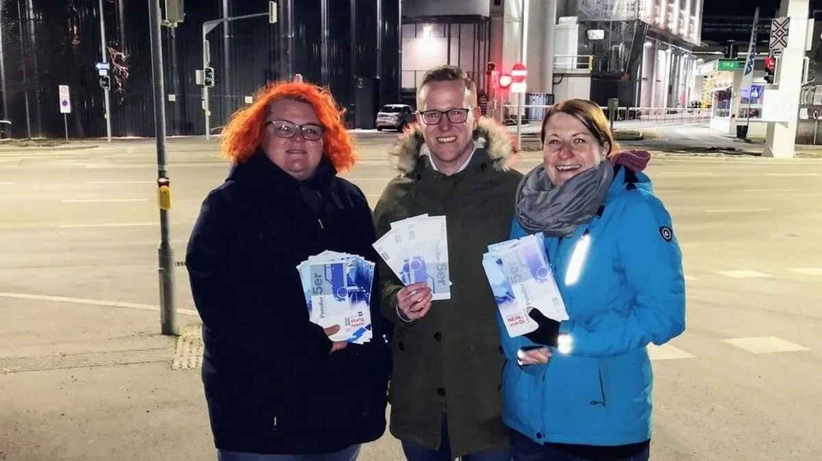 Gemeinderätin Daniela Sager, Bezirksparteiobmann Patrick Derler und Bezirkssekretärin Nicol Prem bei der Verteilaktion