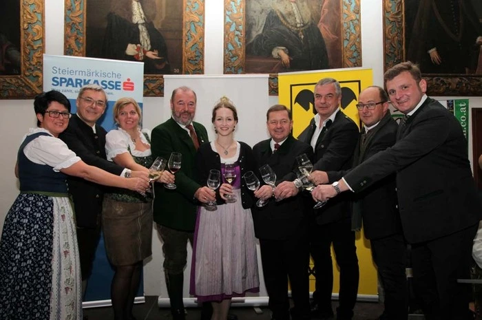 Und CDM-Lady Claudia Dunst-Mösenlechner (3.v.l.) hatte das „Zepter in der Hand“ und verstand es perfekt, Gäste wie Weinhoheit Johanna II. (Mitte), NRAbg Werner Amon (4. v. r.), Bgm Walter Eichmann (4. v. l.) ...