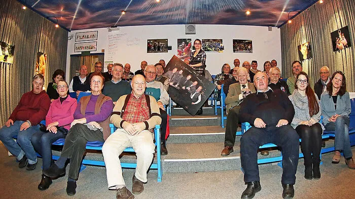 Waltraud Trois (Mitte, stehend) mit den Gästen im Kapfenberger Filmklub