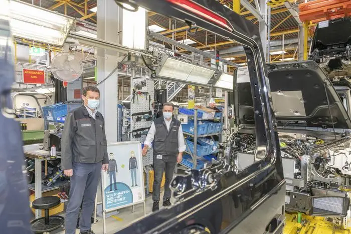 Hansjörg Tutner, Personalchef Magna Steyr, und Mercedes G-Produktionsleiter Helmut Wagner