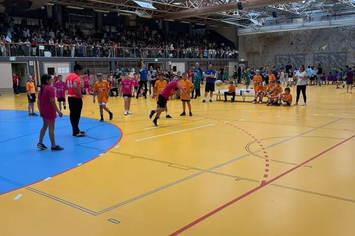 Mit einer lautstarken Stimmung in einer prall gefüllten Sporthalle, wo mehrere hundert Fans ihre Klassenkameraden anfeuerten, und mit der tollen Leistung der teilnehmenden Kinder wurde das Event erneut zu einem Handballfest
