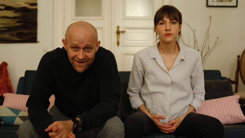 Erste Episode: Thorsten (Jürgen Vogel) und Jana (Natalia Belitski) warten auf ihre Online-Sitzung bei der Paartherapeutin