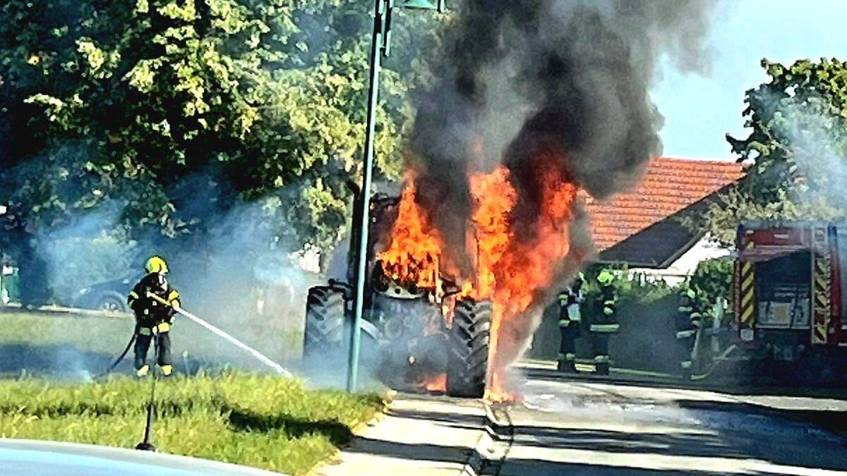 Der Traktor brannte komplett aus