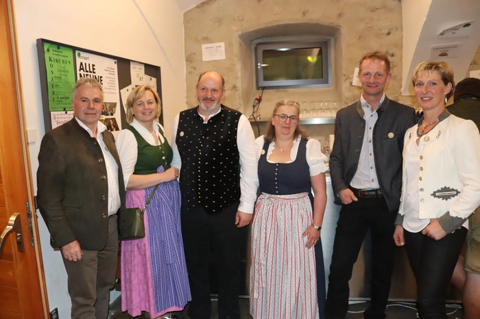 Klicken Sie sich durch die Bilder des LJ-Bezirksball 2024.