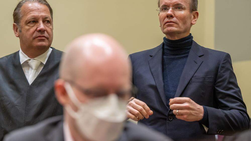  Der frühere Wirecard-Vorstandschef Markus Braun (r) steht im Wirecard-Prozess im Gerichtssaal neben seinem Anwalt Alfred Dierlamm (l). Im Vordergrund sitzt der Mitangeklagte Oliver Bellenhaus