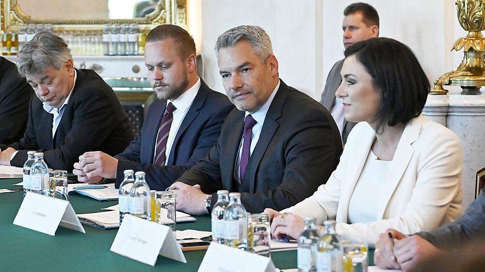 Gipfel zur Lebensmittelversorgung mit Landwirtschaftsministerin Elisabeth Köstinger, Bundeskanzler Karl Nehammer und Werner Kogler