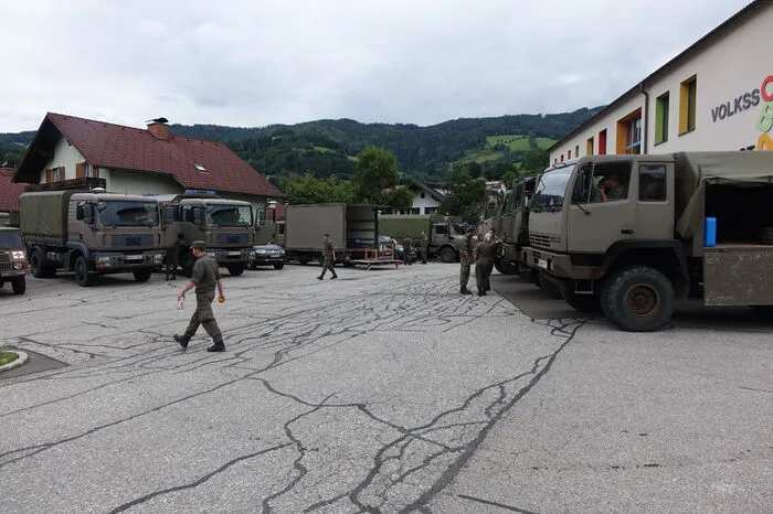 Sie bezogen für die nächsten zwei Wochen ihr Quartier im Turnsaal der örtlichen Volksschule, ehe die schweren Maschinen auffuhren.