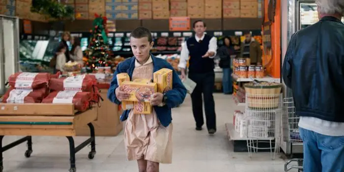STRANGER THINGS, Millie Bobby Brown in Chapter Six: The Monster , Season 1, Episode 6, aired July 15, 2016, ph: Netflix / courtesy Everett Collection Netflix/Courtesy Everett Collection ACHTUNG AUFNAHMEDATUM GESCHÄTZT PUBLICATIONxINxGERxSUIxAUTxONLY Copyright: xNetflix/CourtesyxEverettxCollectionx TCDSTTH EC061