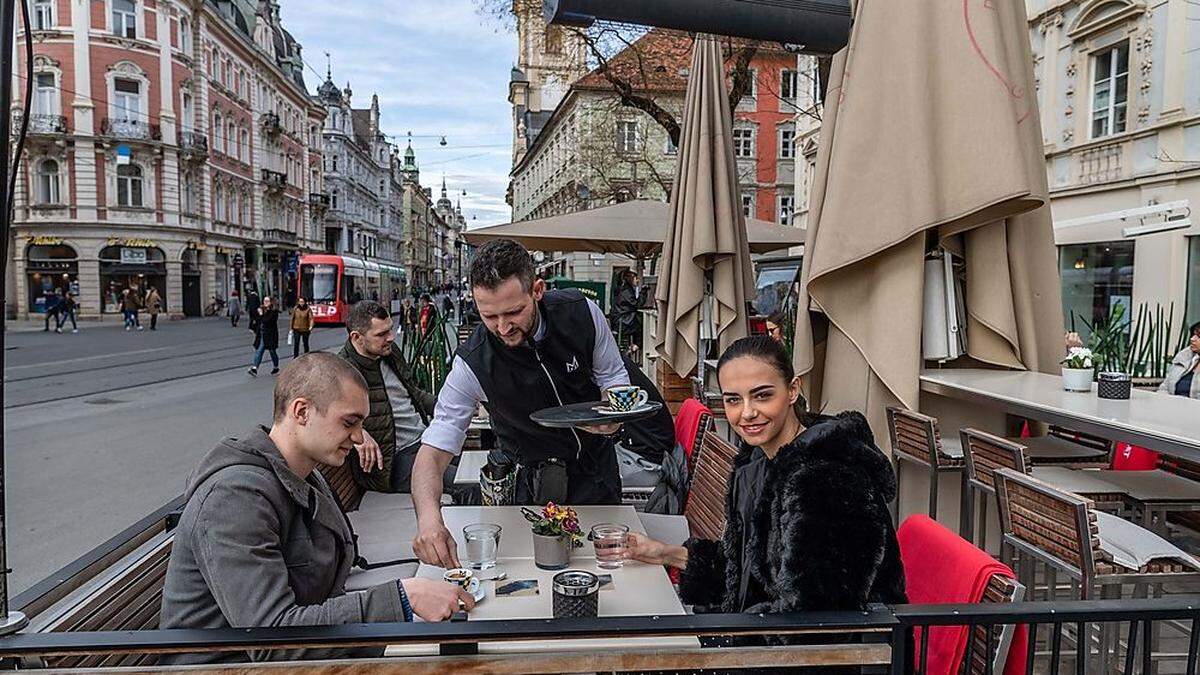 Mit den ersten zarten Sonnenstrahlen füllten sich heute die Gastgärten im Grazer Zentrum