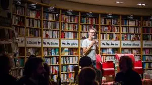 In der Pandemie war die Nachfrage noch größer. "Die Bücherregale sind jetzt vielleicht voll", schätzt Zechner den Umsatzrückgang ein