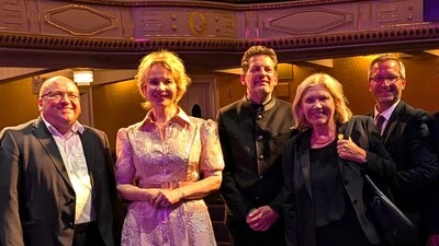 Kulturreferent Stadtrat Franz Petritz, Star-Mezzosopranistin Elīna Garanča, Stadttheater-Intendant Aron Stiehl, Kulturabteilungsleiter Alexander Gerdanovits und Bürgermeisterin a.D. Maria-Luise Mathiaschitz-Tschabuschnig