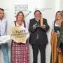 Siegerin Claudia Pein mit Vater Anton - Vizepräsidentin Maria Pein, Starjuror Martin Baudrexel, Ski-Ass Conny Hütter und Präsident Franz Titschenbacher gratulieren