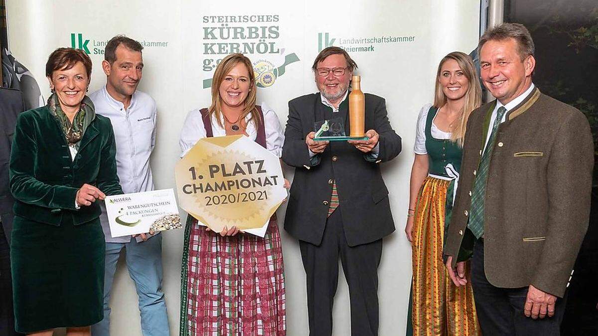 Siegerin Claudia Pein mit Vater Anton - Vizepräsidentin Maria Pein, Starjuror Martin Baudrexel, Ski-Ass Conny Hütter und Präsident Franz Titschenbacher gratulieren