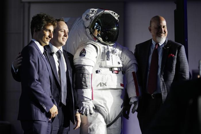 Von links nach rechts: Chief Marketing Officer der Prada-Gruppe Lorenzo Bertelli, Axiom Vizepräsident Russell Ralstom und Matt Ondler, Präsident von Axiom Space.