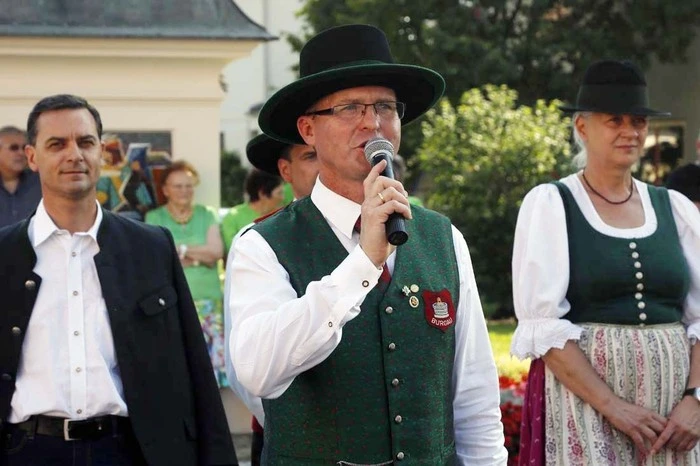 Eine Vielzahl prominenter Gäste konnte Bezirksobmann Karl Hackl beim Festakt begrüßen: