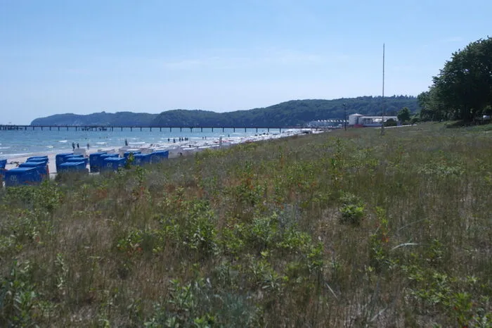 Wer es ruhiger will, sollte nach Glowe fahren. Der Ort im Norden der Insel ist der Startpunkt der Schaabe, einem zwölf Kilometer langen Sandstrand, auf dem man problemlos ein einsames Fleckchen findet.