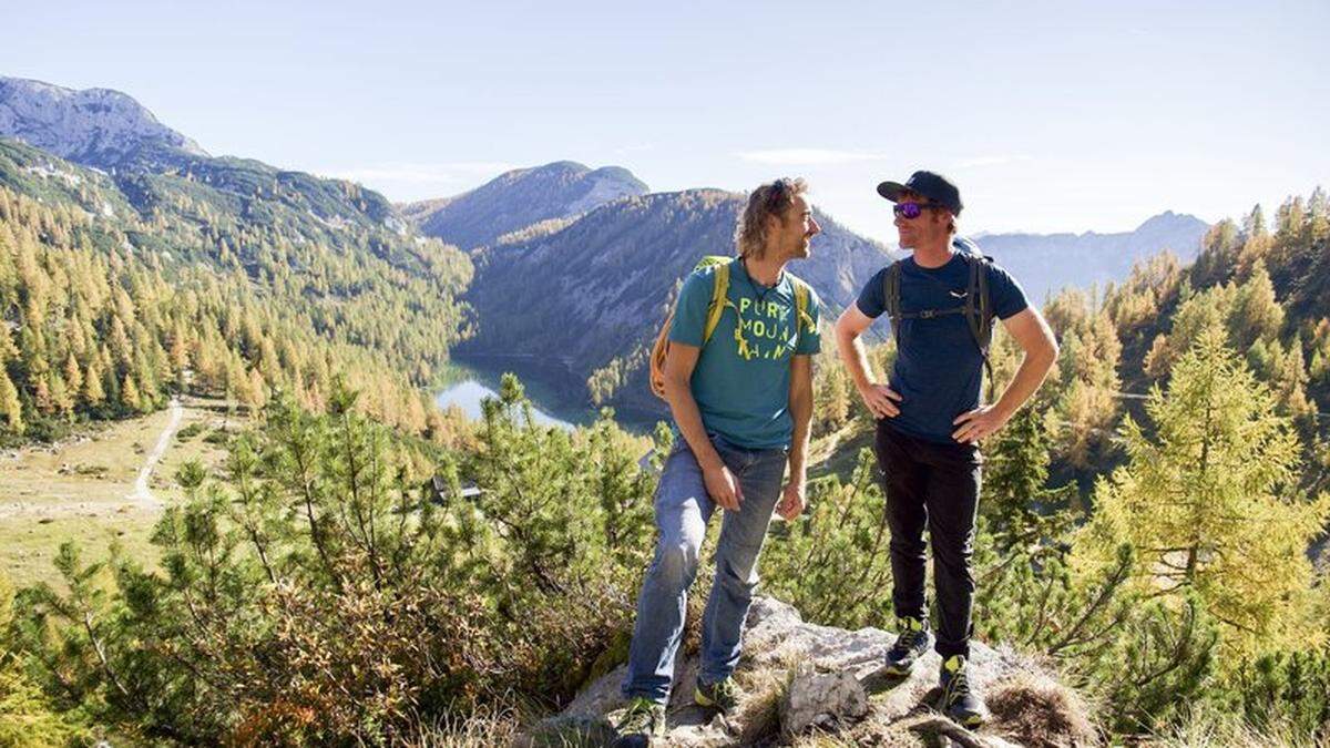 Die Bergführer René Guhl und Stefan Leitner überlegen die bestmögliche Route