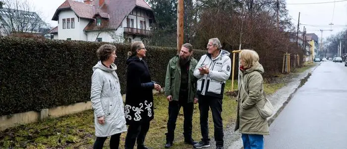 Anrainer vor der Villa in der Grasbergerstraße in Eggenberg