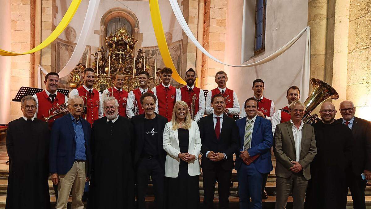 Gerfried Sitar, Paul M. Zulehner, Siegfried Stattmann, Siegi Hoffmann, Claudia Arpa, Stefan Salzmann, Bezirkshauptmann Georg Fejan, Bürgermeister Wolfgang Gallant, Marian Kollmann und Vizebürgermeister Karl Schwabe (von links)