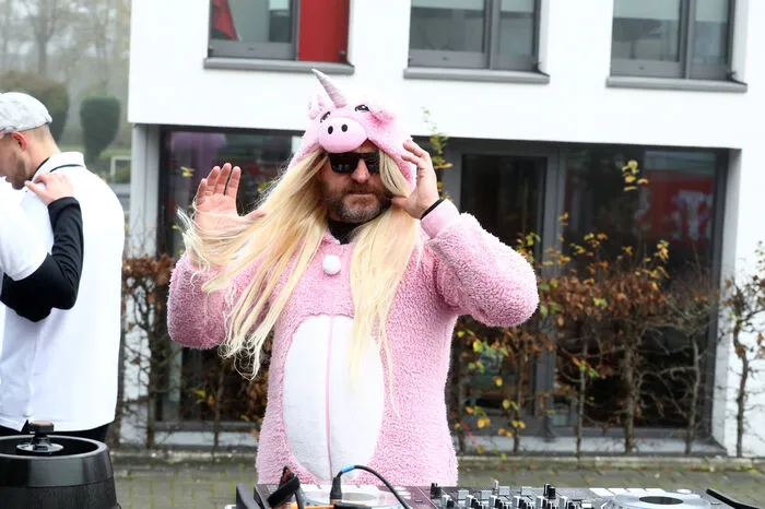 Cheftrainer Steffen Baumgart hat sich für das rosa Einhorn entschieden.