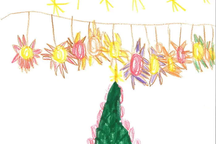 Noah Klatzer, fünf Jahre aus Moosburg. Die Familie Klatzer sitzt beim Weihnachtsfest neben dem Christbaum, den Papa zuvor aus dem eigenen Wald geholt hat.