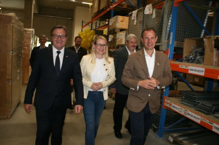 Manfred Pletzer führte seine Gäste durch die Halle und sprach dabei über die Entwicklung und Zukünftiges bei iDM. Klicken Sie sich durch die Bilder!
