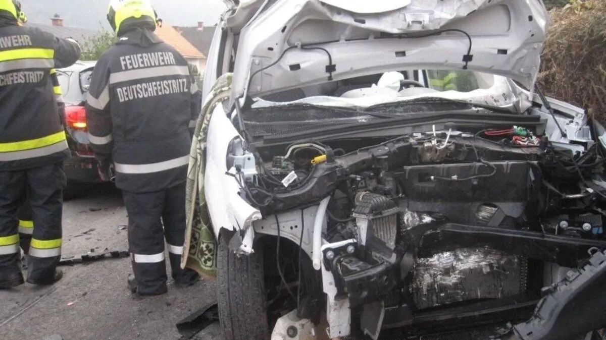 Die Einsatzkräfte entfernten Windschutzscheibe und Dach des Pkw mussten für die Rettung des Verletzten entfernt werden