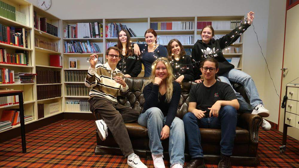 Sieben der acht Schülerinnen und Schüler aus dem Redaktionsteam | Sieben der acht Schülerinnen und Schüler aus dem Redaktionsteam vom Borg Kindberg