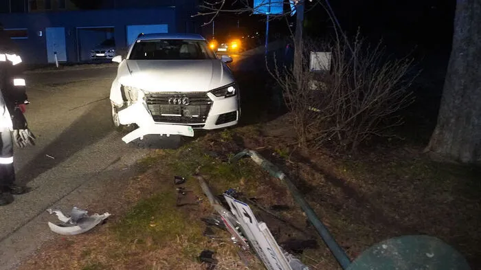 Das Fahrzeug hatte eine Straßenlaterne aus der Verankerung gerissen