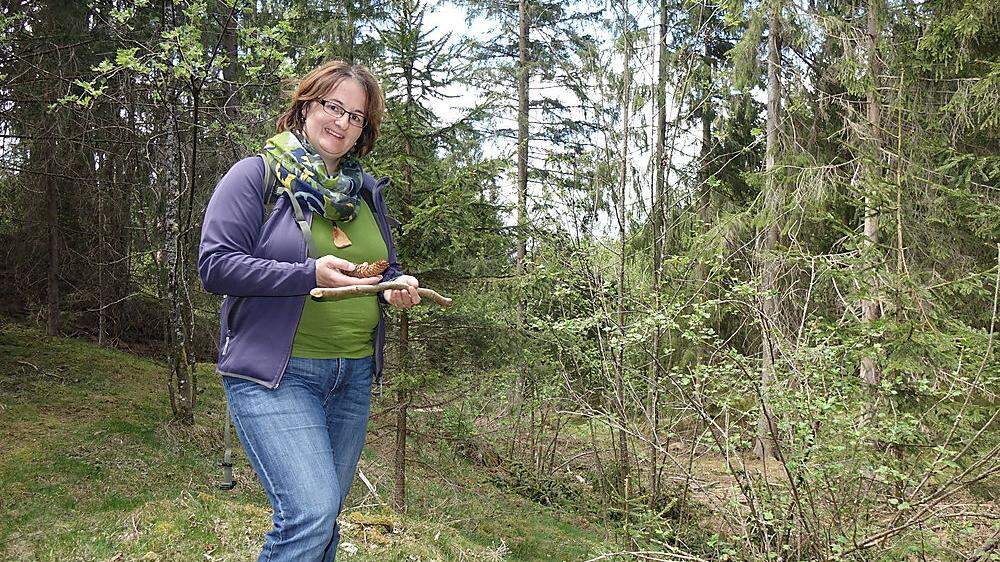 Claudia Gruber ist Naturtherapeutin und bietet das Waldbaden im Naturpark an