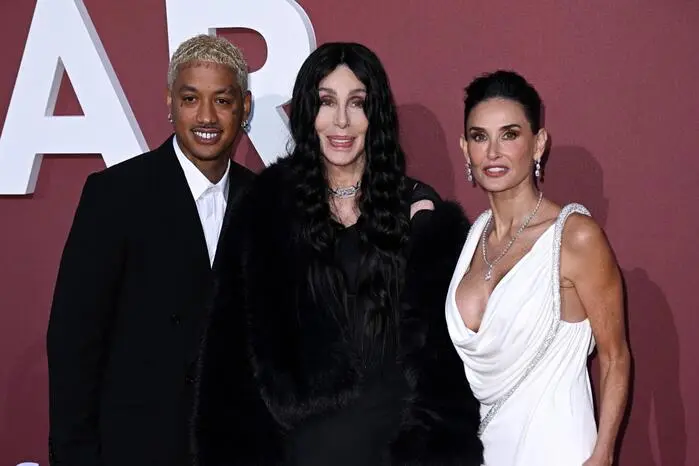 Cher-Partner Alexander „A.E.“ Edwards (von links), Sängerin Cher und Schauspielerin Demi Moore