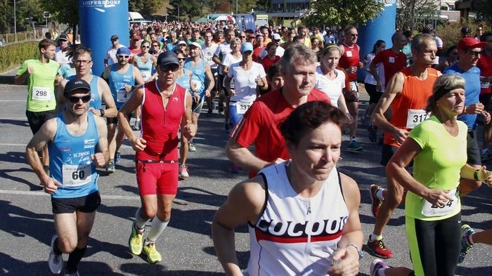 841 Teilnehmer starteten beim 16. Buschenschank-Lauf direkt vor der Therme zum neuen Dorfplatz in Loipersdorf.