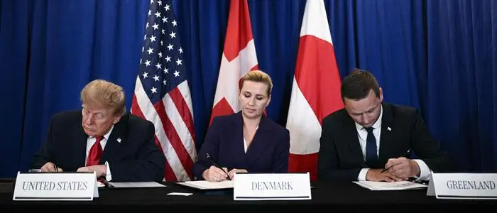 Donald Trump, Dänemarks Premierministerin Mette Frederiksen und Grönlands Premier Jens-Frederik Nielsen bei der Unterschrift in New York