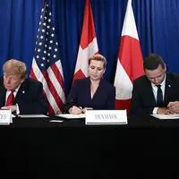 Donald Trump, Dänemarks Premierministerin Mette Frederiksen und Grönlands Premier Jens-Frederik Nielsen bei der Unterschrift in New York