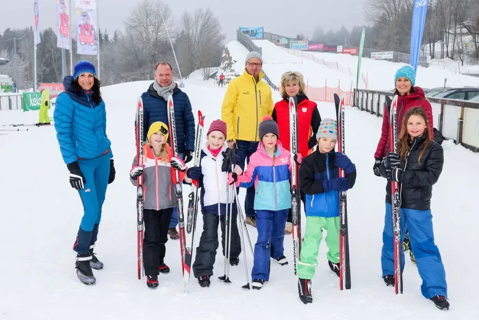 Franz Smoliner und Gabi Smoliner (hinten Mitte) von der Alpenarena freuen sich über die jungen, sportlichen Gäste