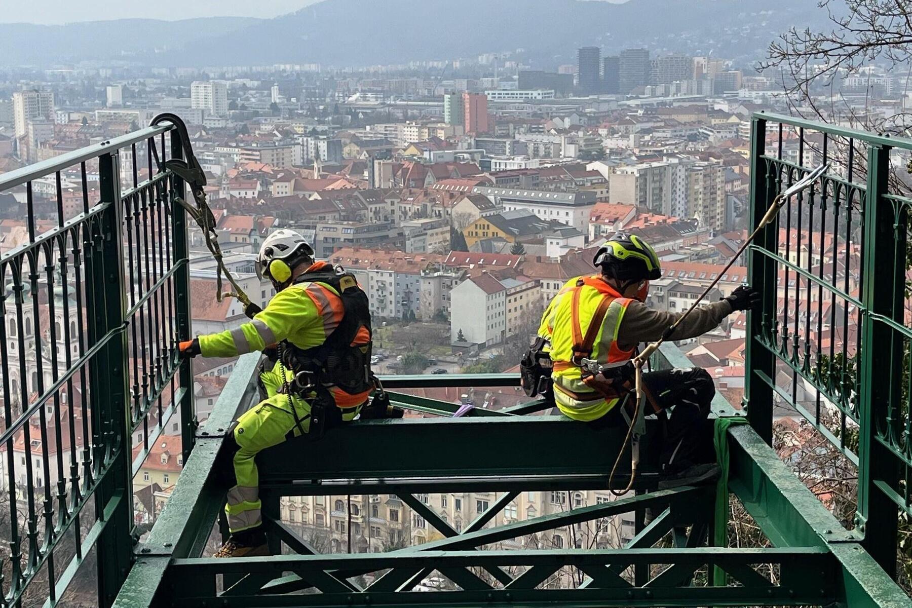Sanierung: Historische Schloßbergbahnbrücke ist wieder begehbar
