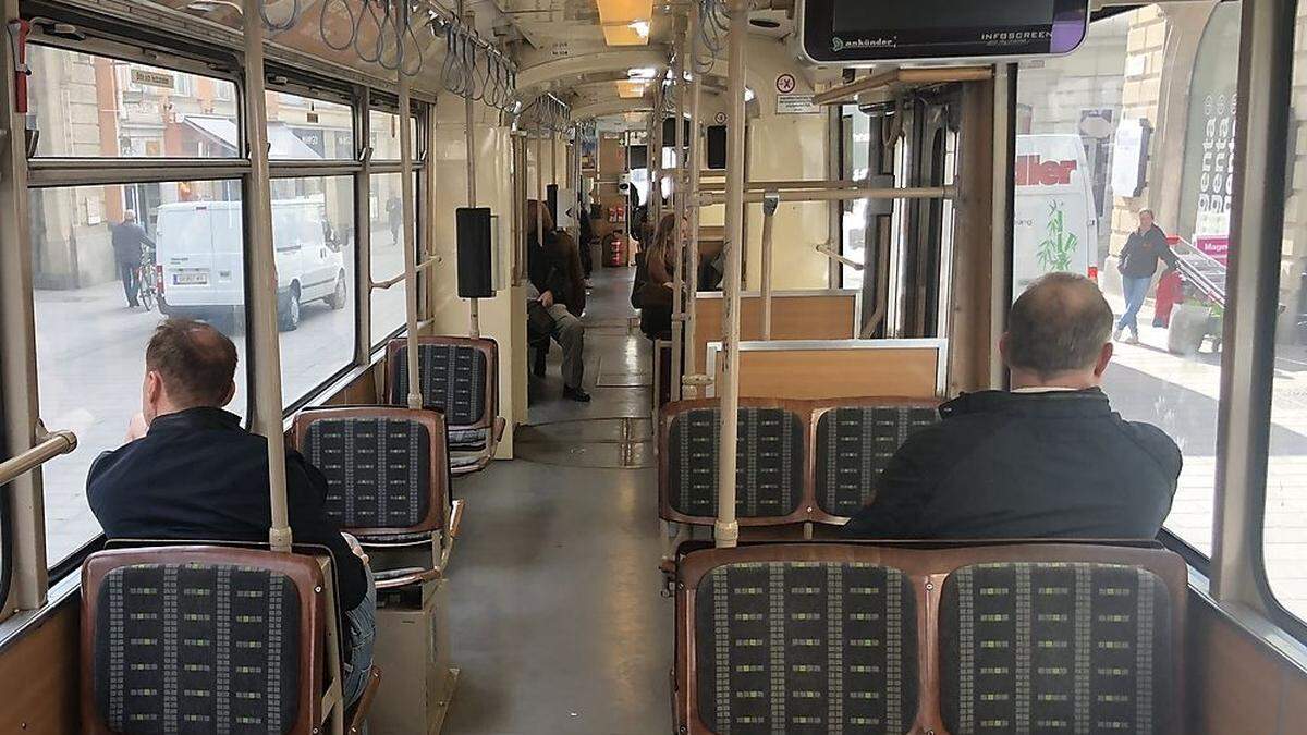 In einer dieser alten Tram-Garnituren - noch mit Holzsessel - kam es zum Übergriff (Archivbild)