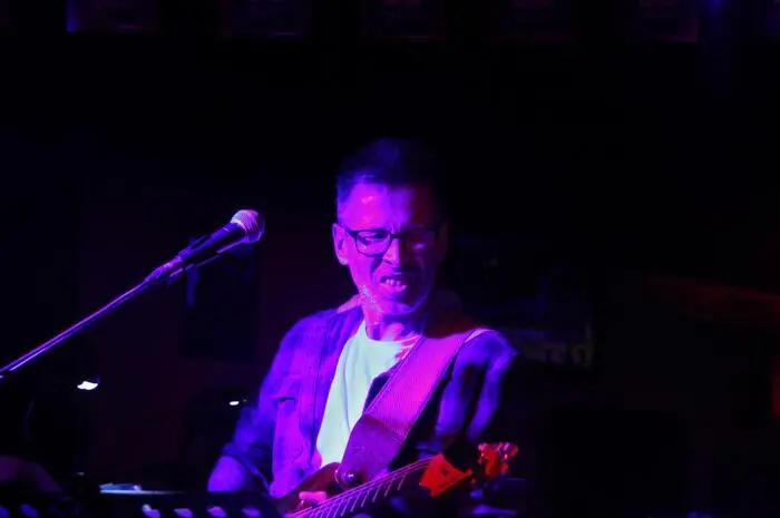 ... Erwin Mauerhofer an der E-Gitarre ..