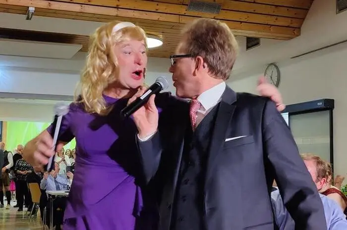 Für den Abschluss der Showeinlage zeichneten sich Bürgermeister Werner Höfler und Vizebürgermeister Klaus Strobl verantwortlich: Sie traten als Roland Kaiser und Maite Kelly auf mit dem Lied „Warum hast du nicht Nein gesagt?“ 