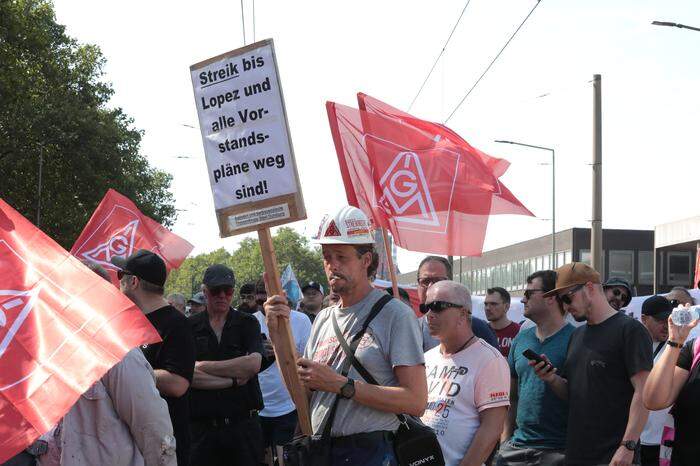 Mahnwache zum Beginn der Aufsichtsratssitzung von Thyssenkrupp Steel Europe vor der Hauptverwaltung in Duisburg